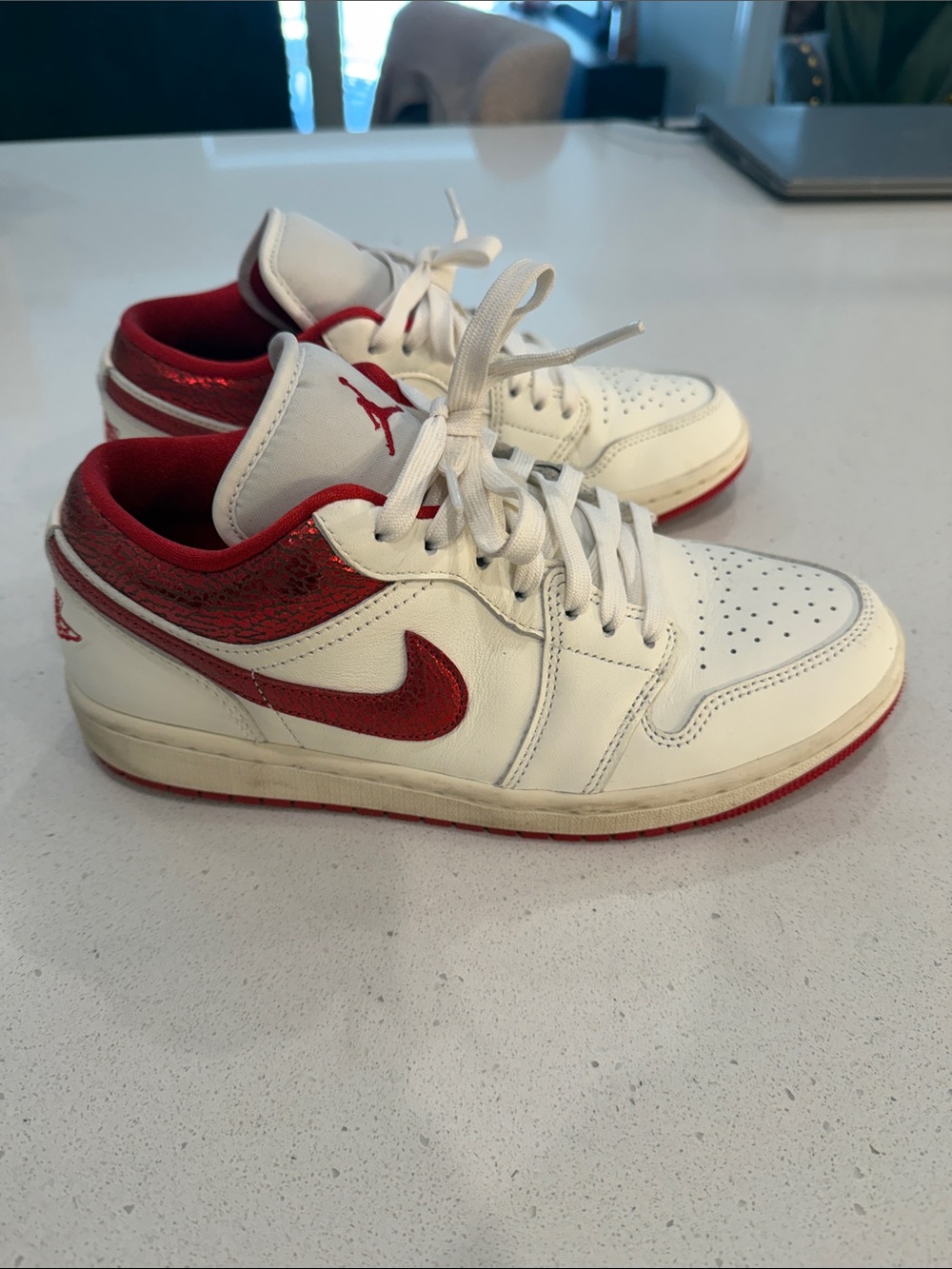 Nike White & Red Low-Top Sneakers